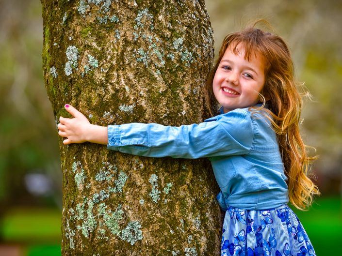 Portrait Photography Girl hugging tree